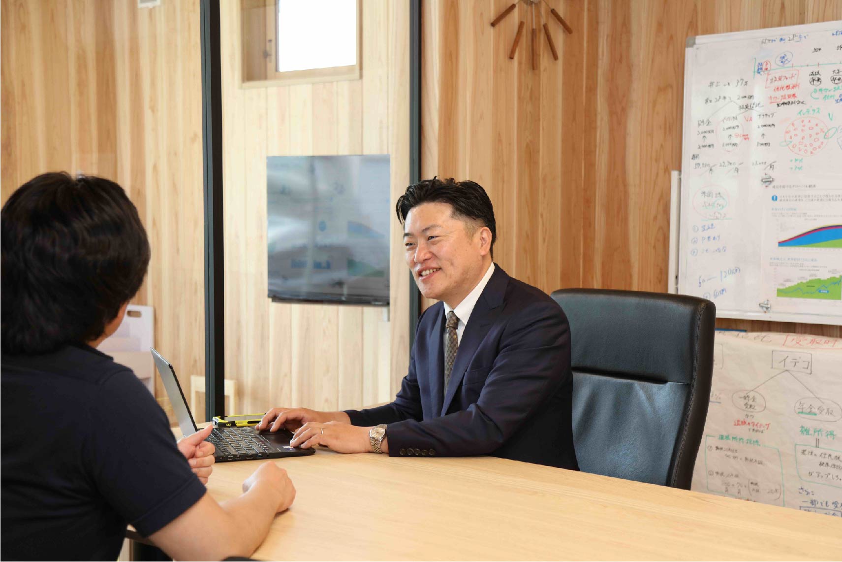 お金と人をつなげて支える【FPアシスタント】FP資格はなくてもOK。ファイナンシャルプランニングにまつわるサポートで、キャリアもライフプランも描けるお仕事。