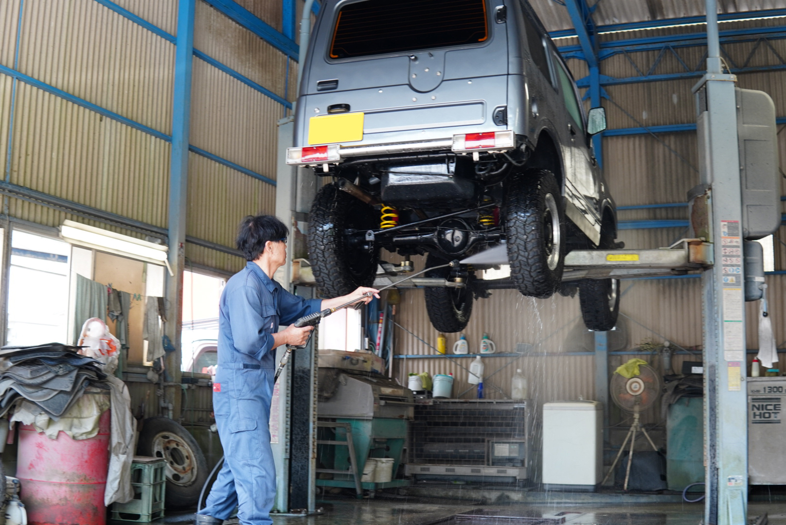 【仁田原モータース　正社員】屋根付き洗車場で洗車・清掃