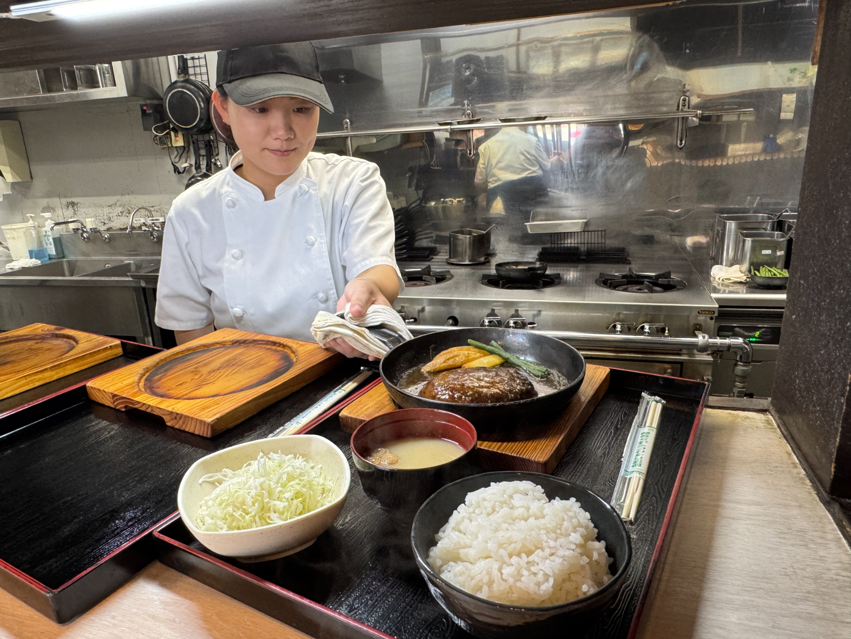 イメージ： 食材にこだわったハンバーグ！