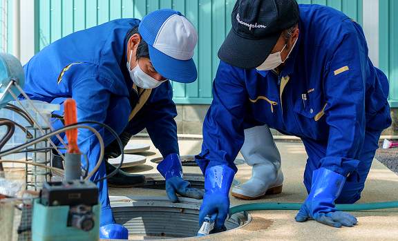 イメージ: 浄化槽清掃作業