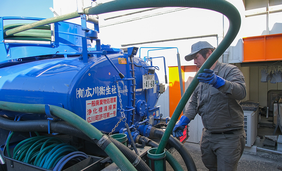 イメージ: し尿汲み取り作業